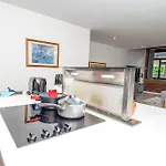 Stays, 2br Family & Contractors Bradford
