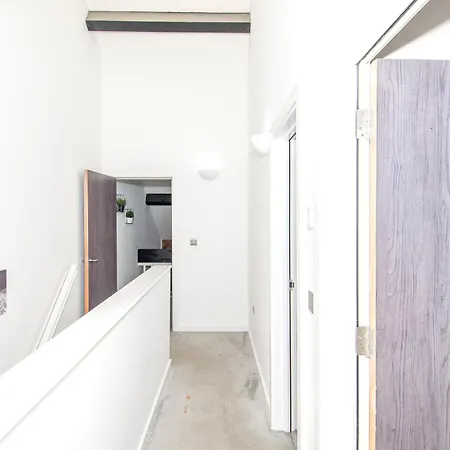 Stays, 2br Family & Contractors 公寓 布雷得佛