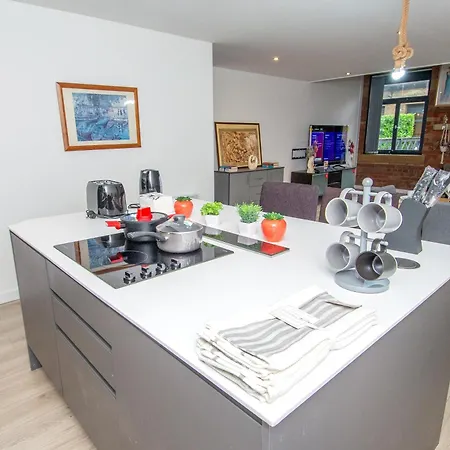 Stays, 2br Family & Contractors 公寓 布雷得佛